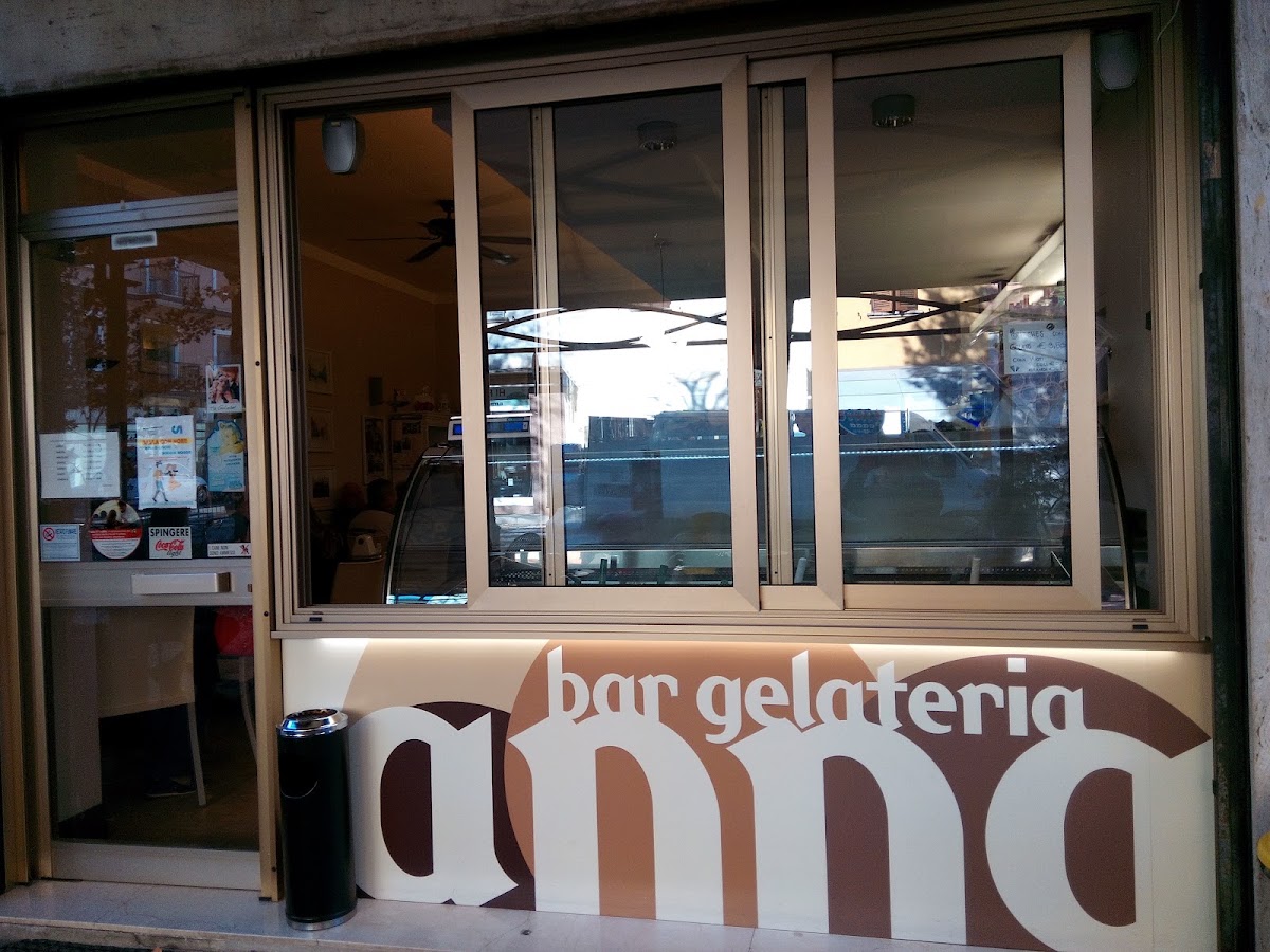Il banco e la vetrina dei gusti.