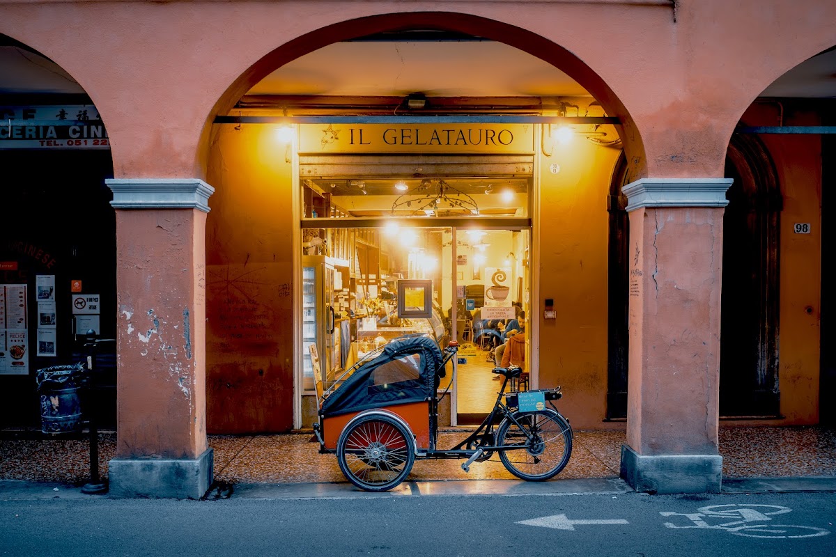 Il banco e la vetrina dei gusti.