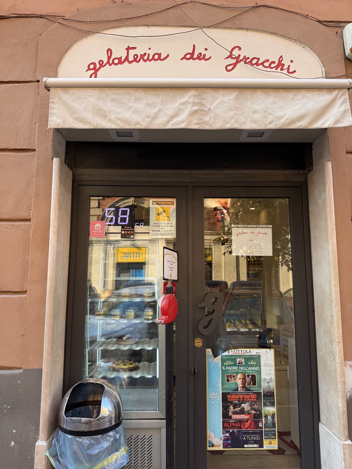 Il banco e la vetrina dei gusti.