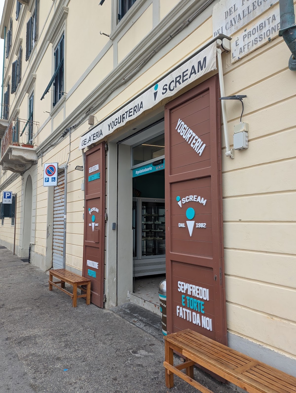 Un dettaglio della vetrina.