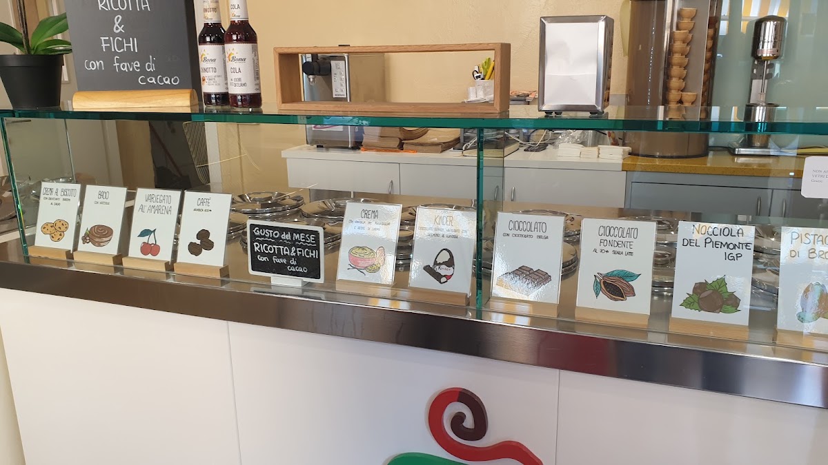 Un dettaglio della vetrina.