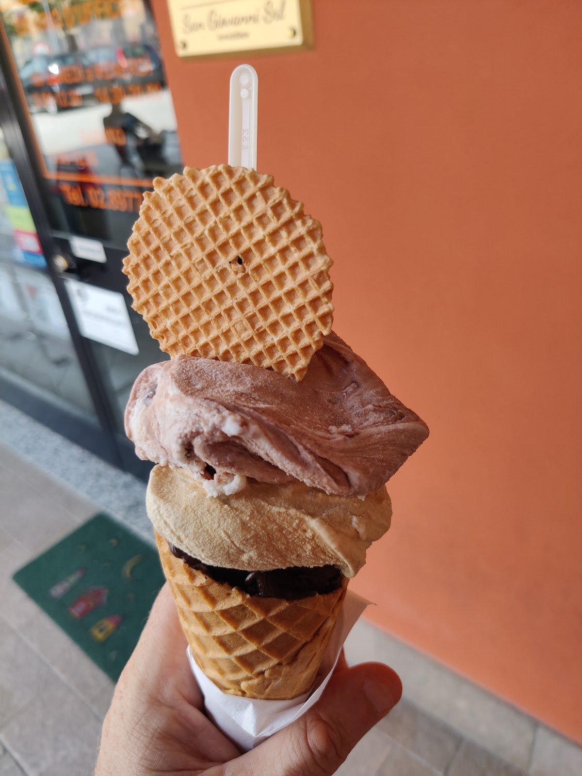 Le vaschette in vetrina.