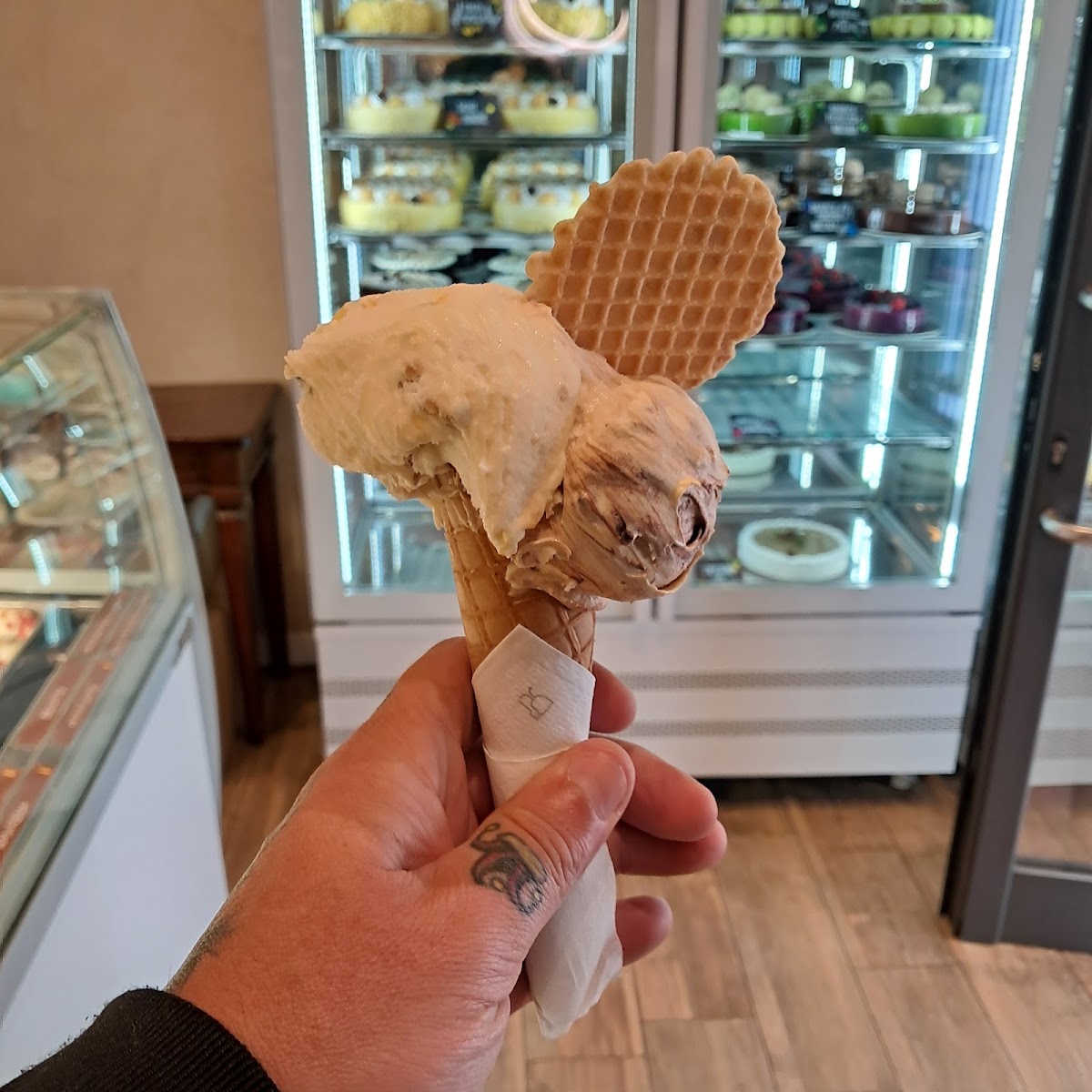 Un dettaglio della vetrina.