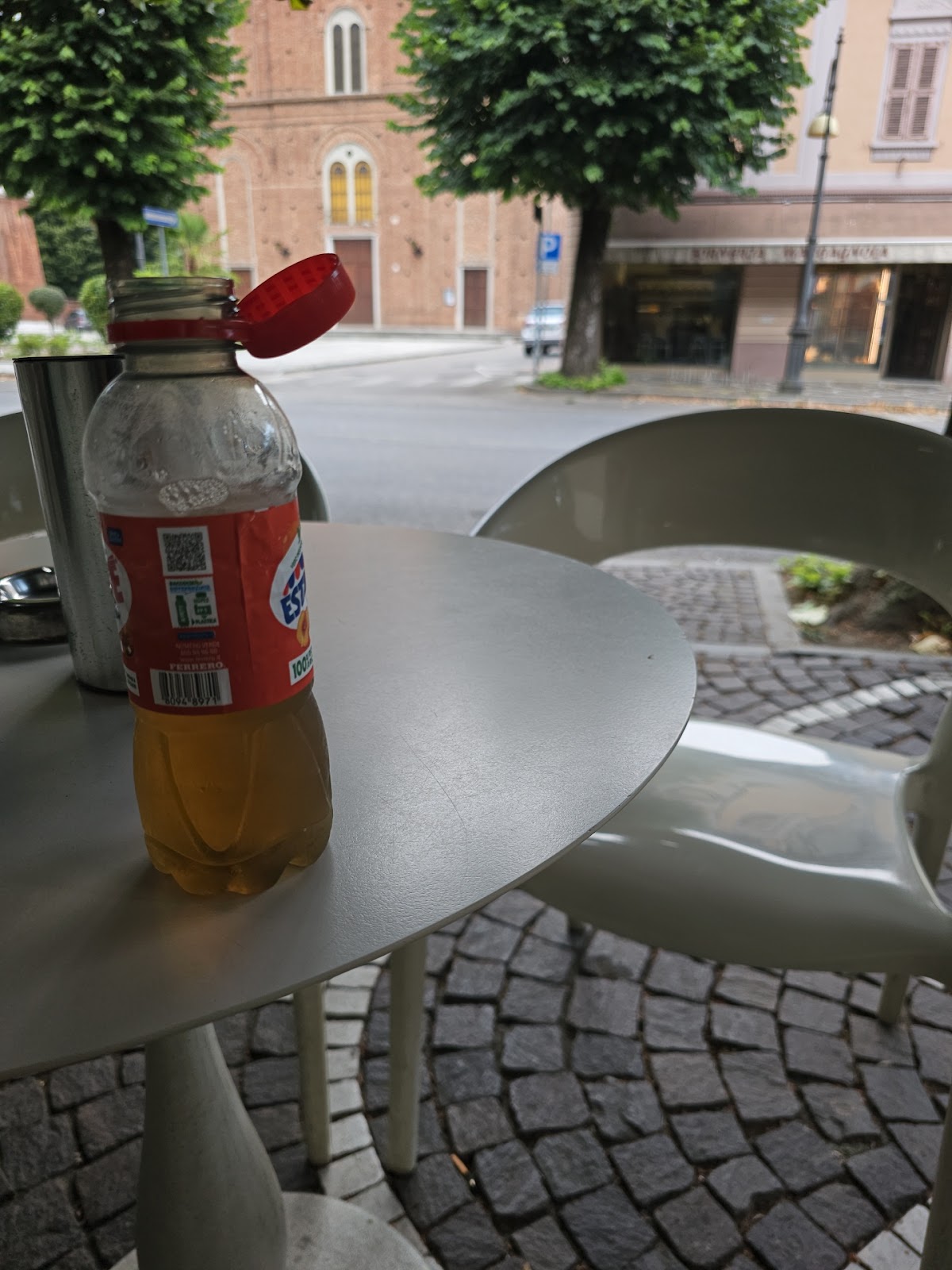 Le vaschette in vetrina.