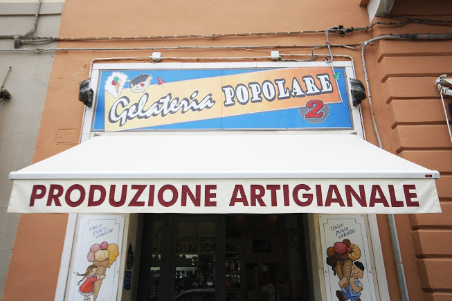 Il banco e la vetrina dei gusti.