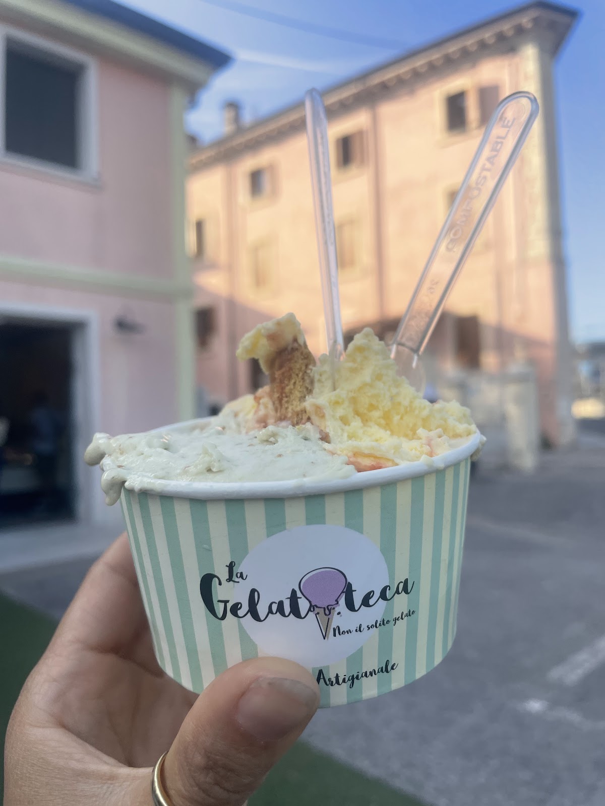 Un dettaglio della vetrina.
