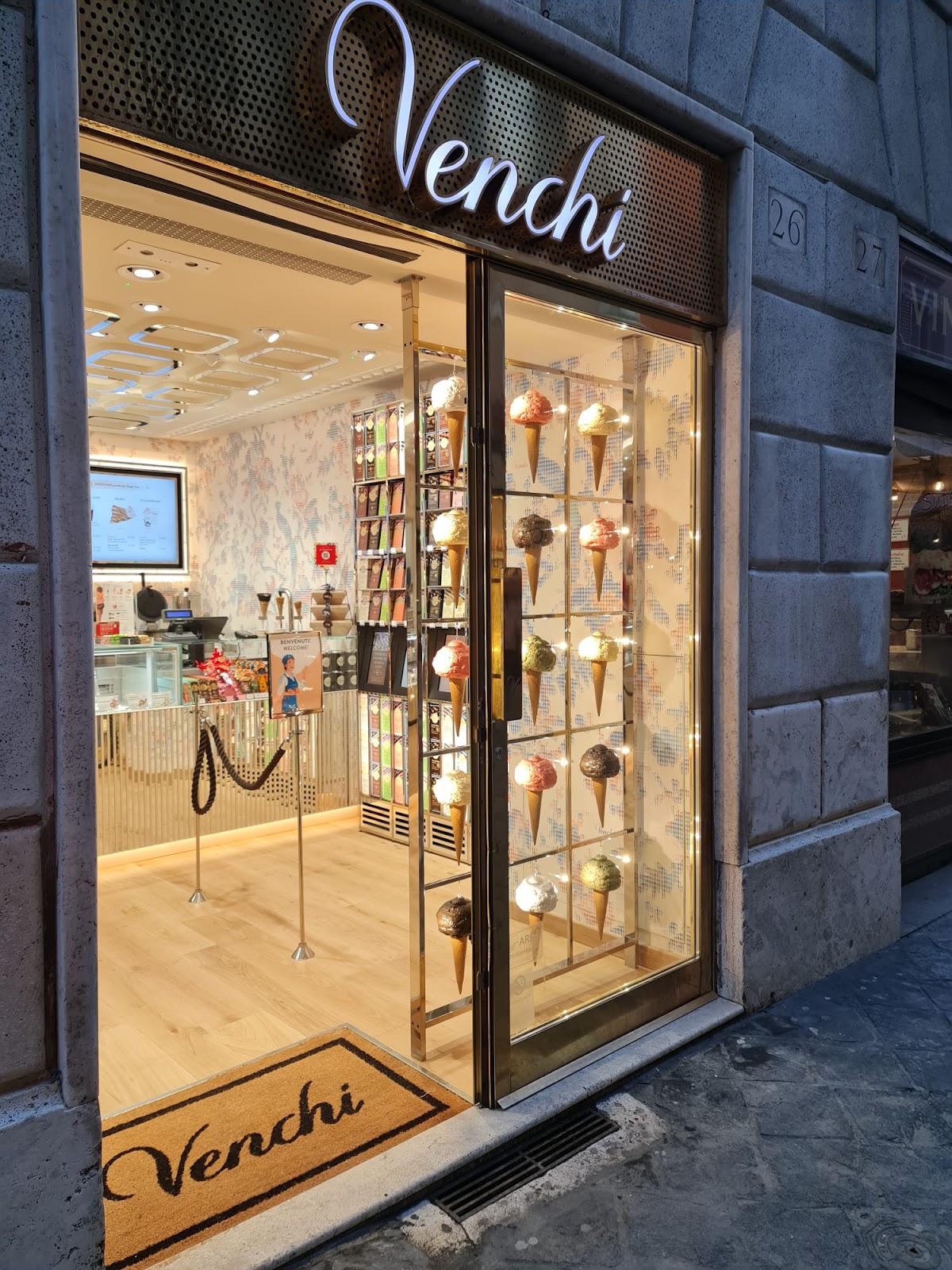 Il banco e la vetrina dei gusti.