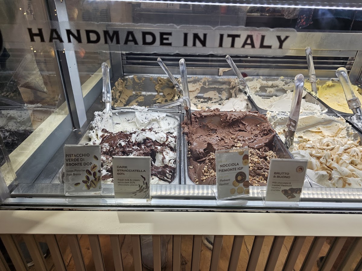 Un dettaglio della vetrina.