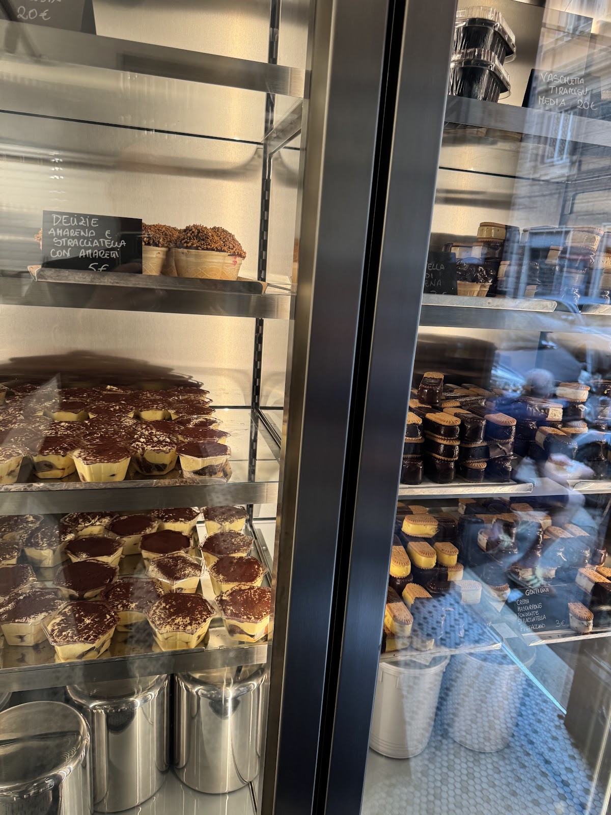 Il locale visto dall'interno.