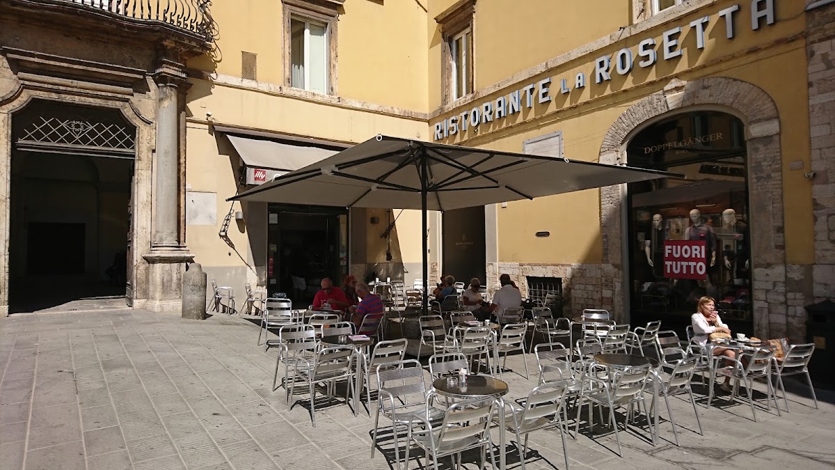 Il banco e la vetrina dei gusti.