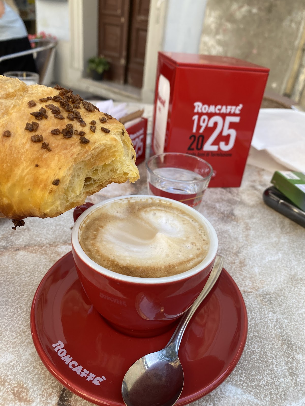 Le vaschette in vetrina.