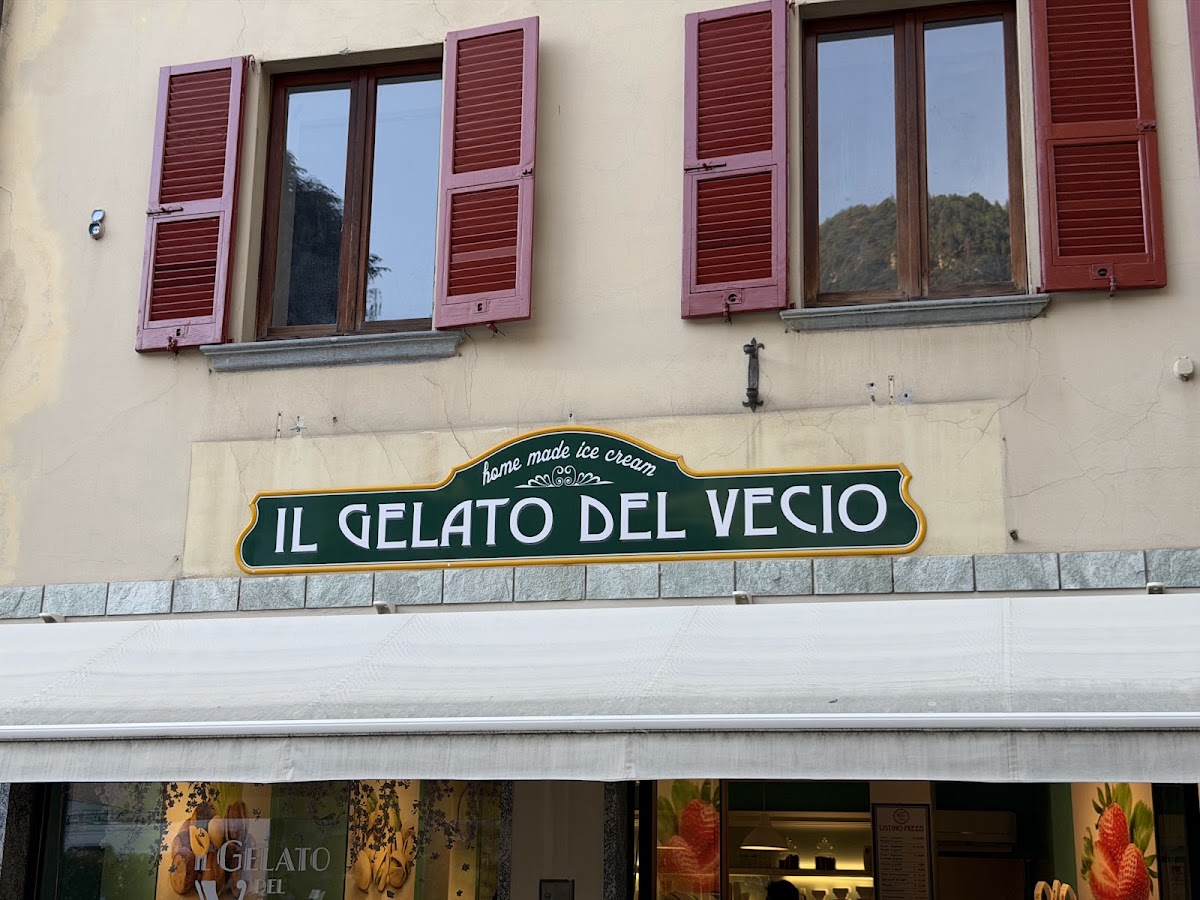 Un dettaglio della vetrina.