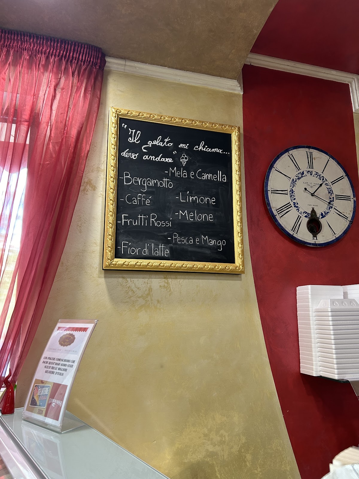 Le vaschette in vetrina.