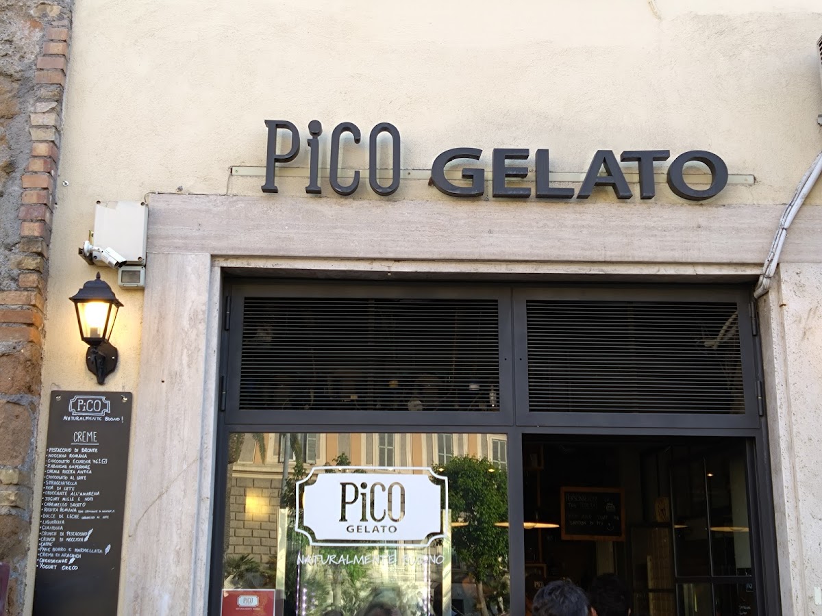 Un dettaglio della vetrina.