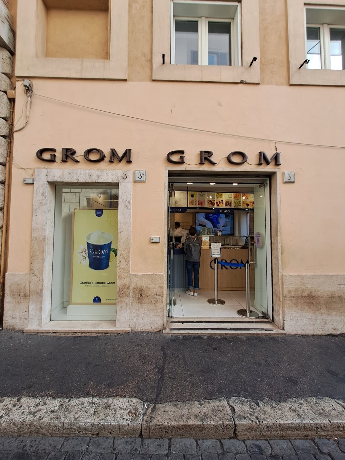 Il banco e la vetrina dei gusti.