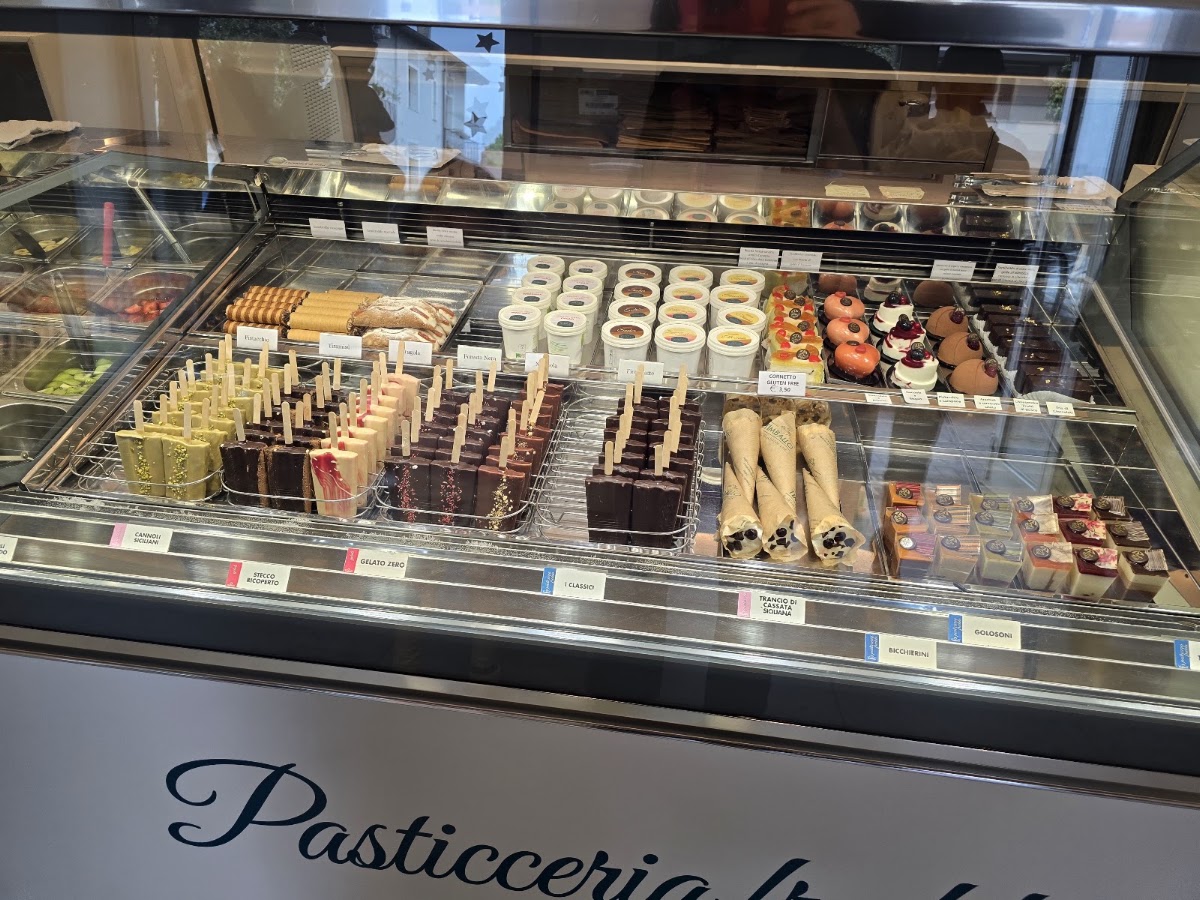 Un dettaglio della vetrina.