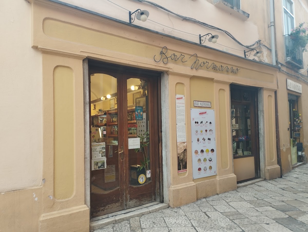 Il banco e la vetrina dei gusti.