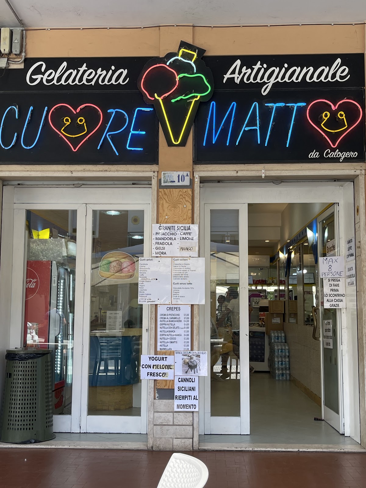 Un dettaglio della vetrina.
