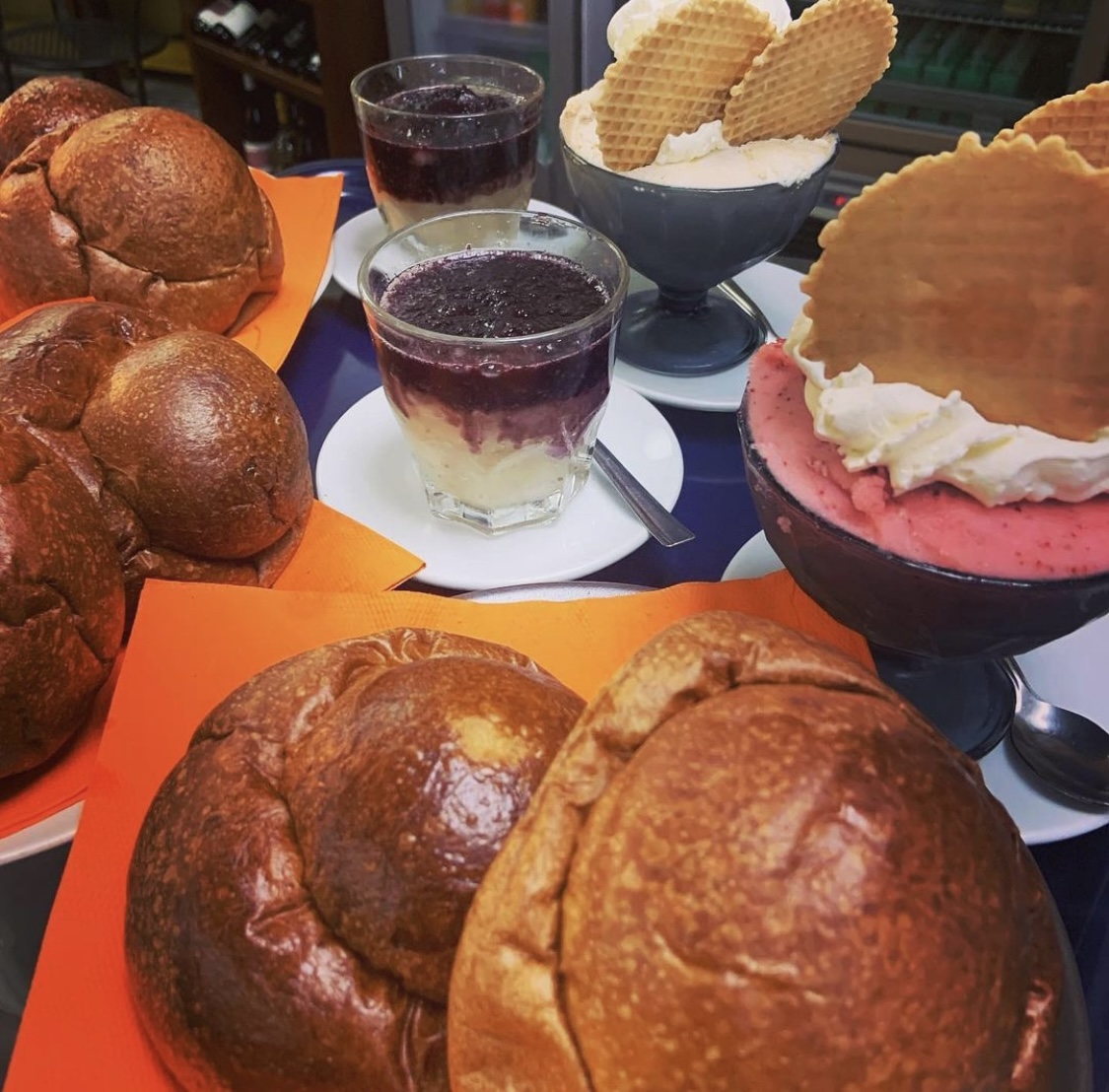 Le vaschette in vetrina.