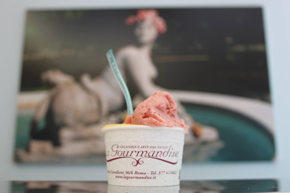 Una coppetta con panna, nel bicchiere marchiato La Gourmandise.