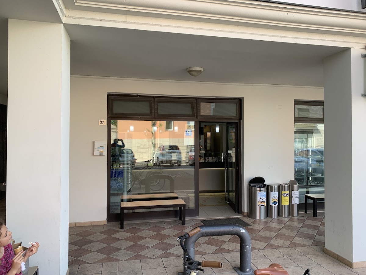 Il banco e la vetrina dei gusti.