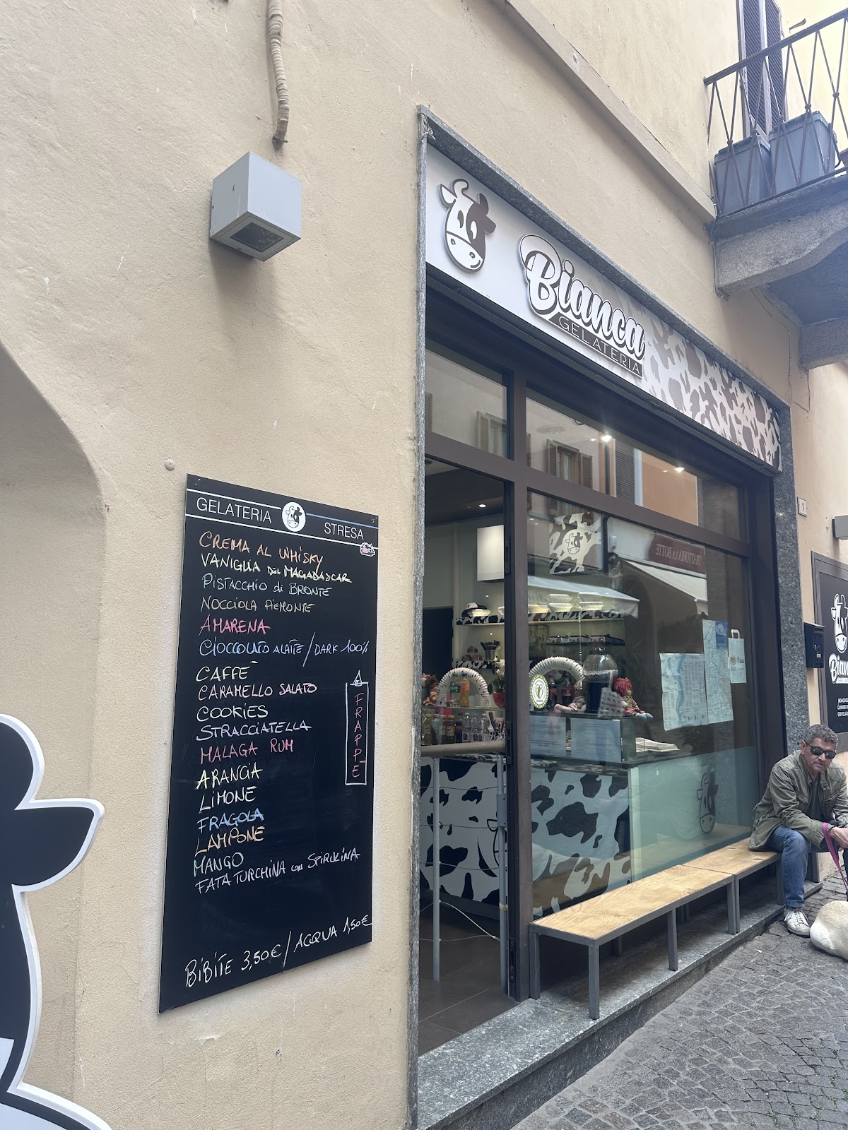 Un dettaglio della vetrina.