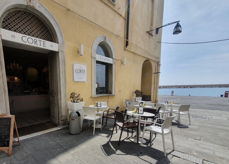 Il banco e la vetrina dei gusti.