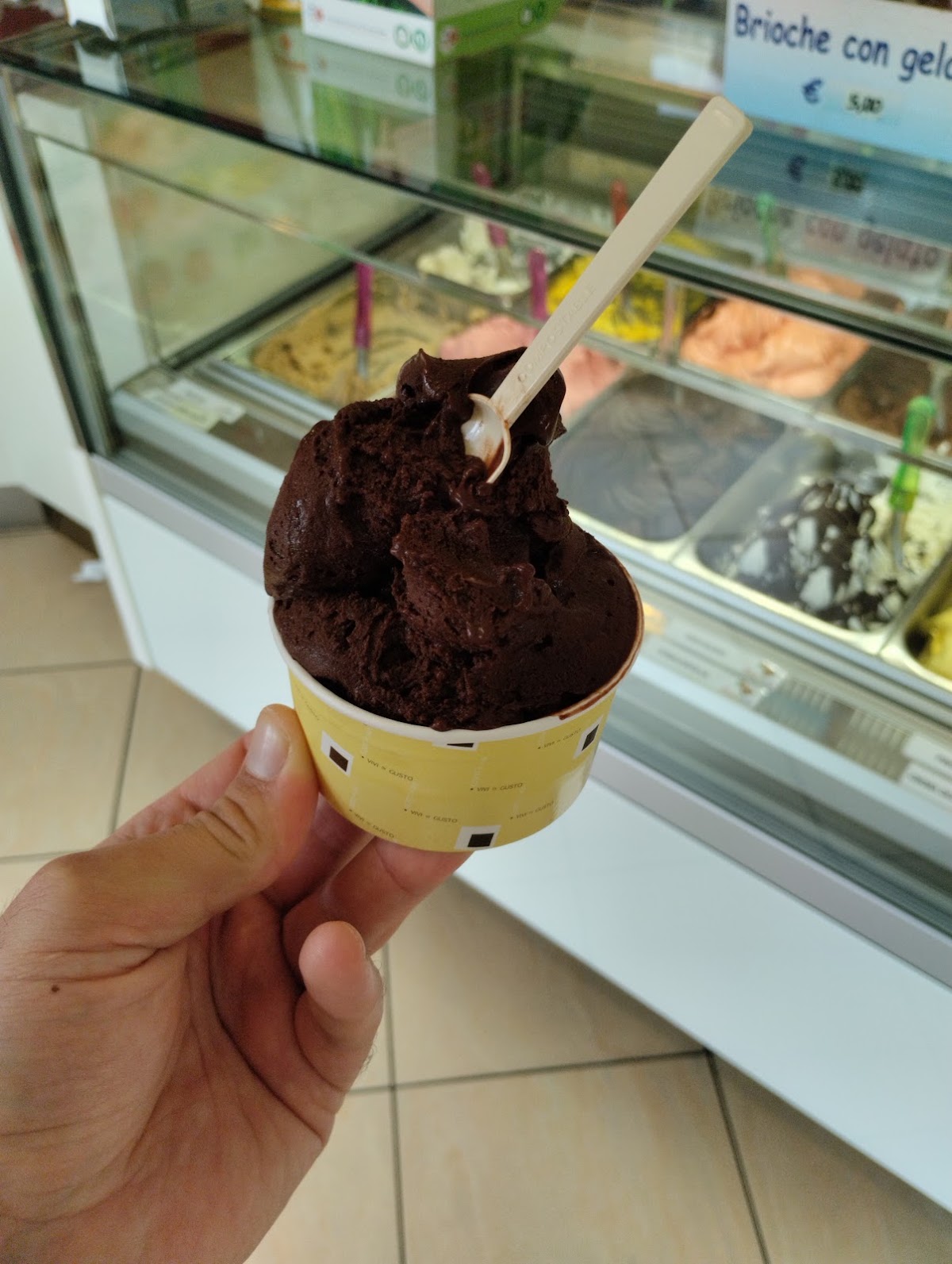 Un dettaglio della vetrina.