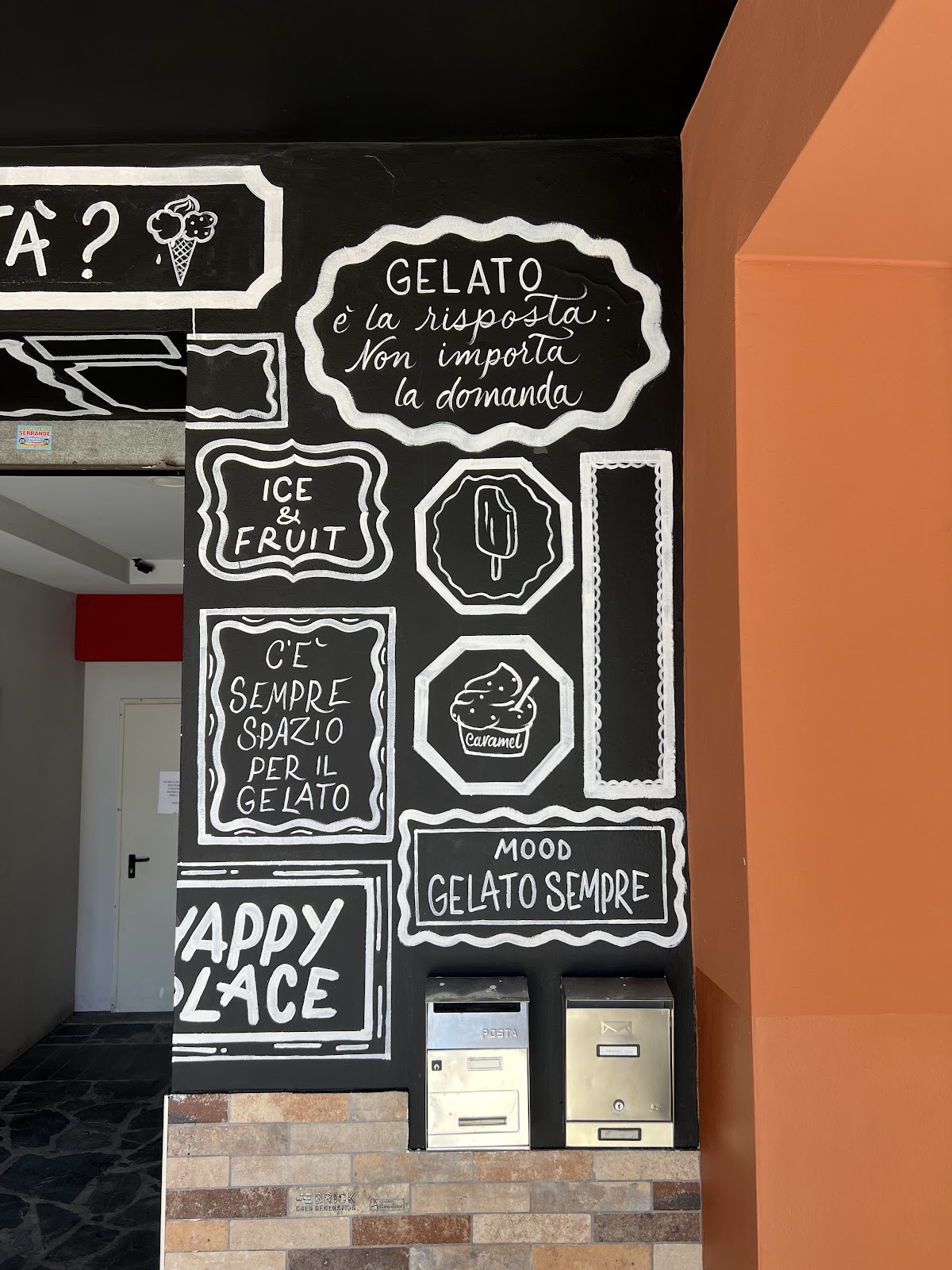 Un dettaglio della vetrina.