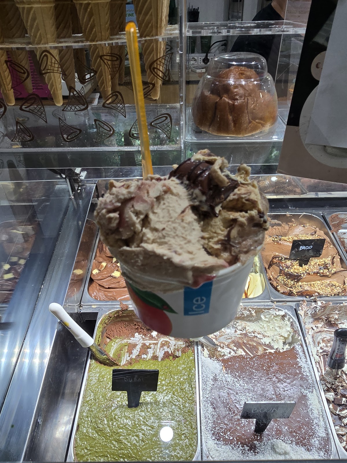 Un dettaglio della vetrina.