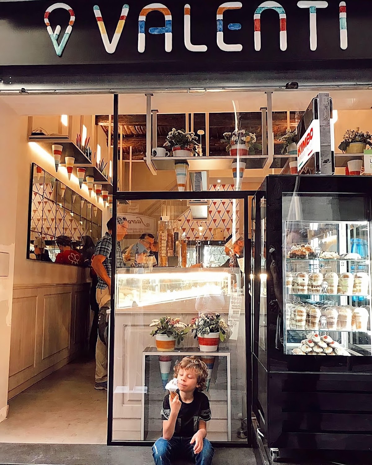 Il banco e la vetrina dei gusti.
