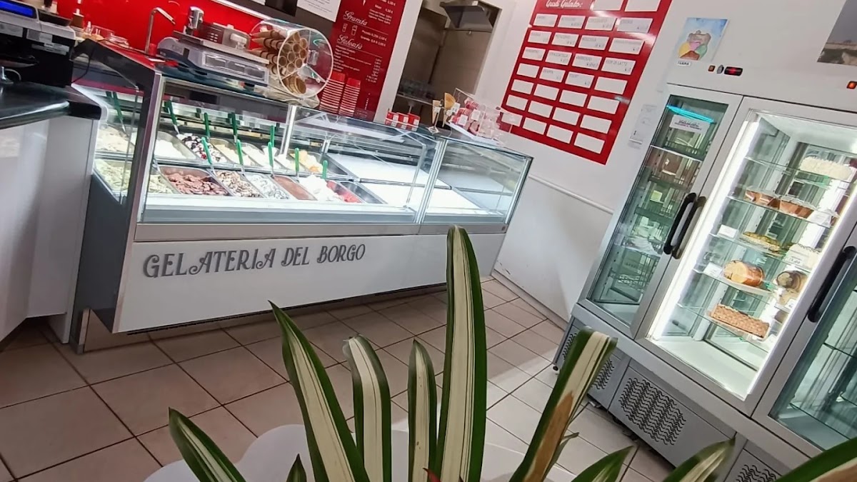 Il banco e la vetrina dei gusti.