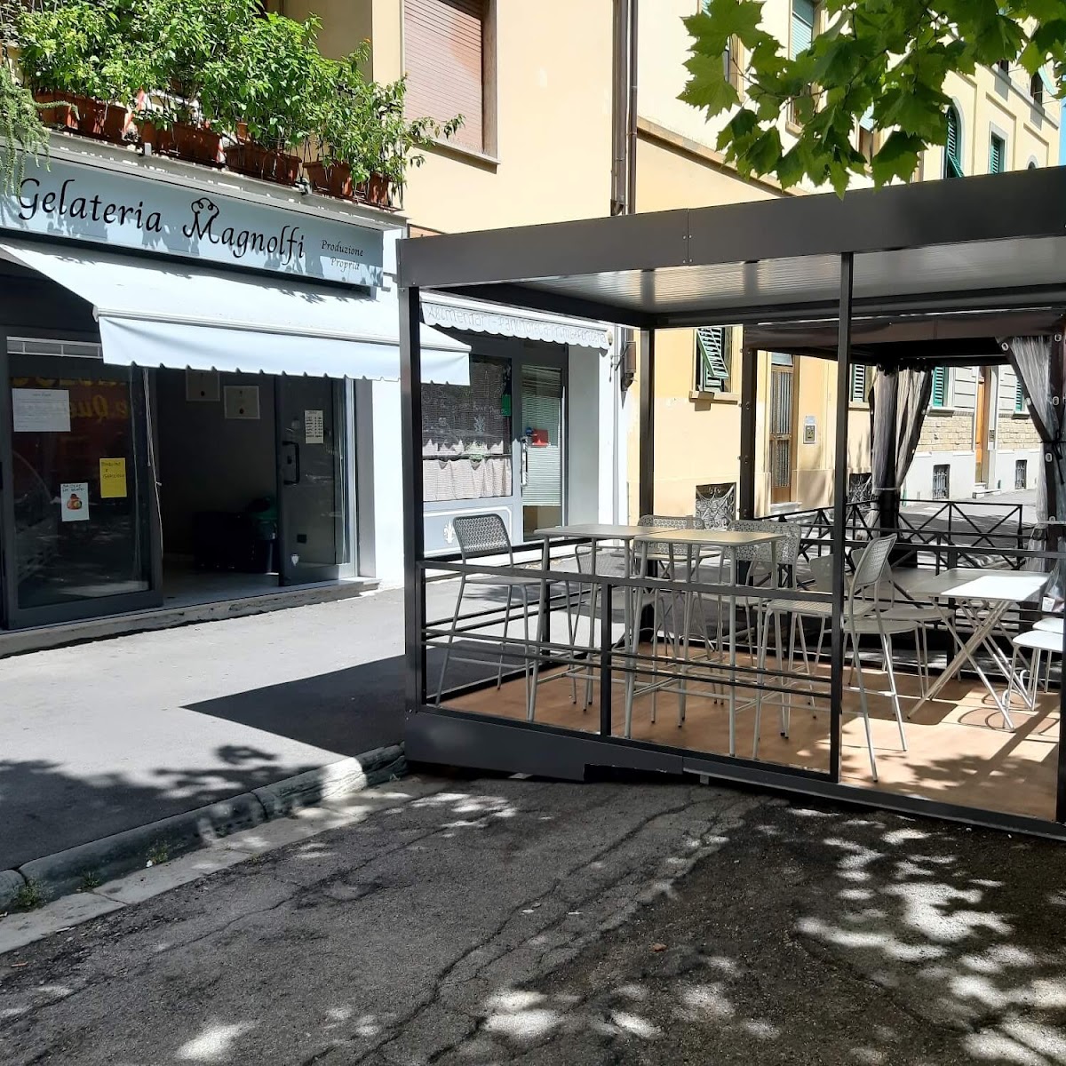 Il banco e la vetrina dei gusti.