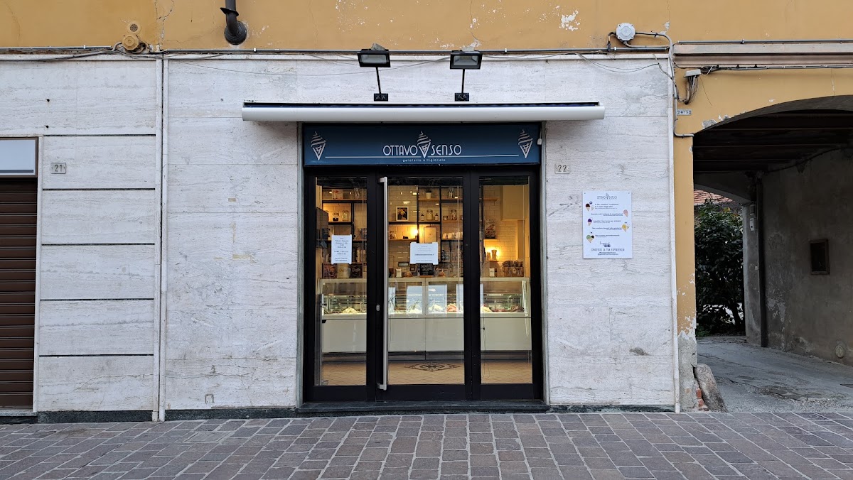 Il banco e la vetrina dei gusti.