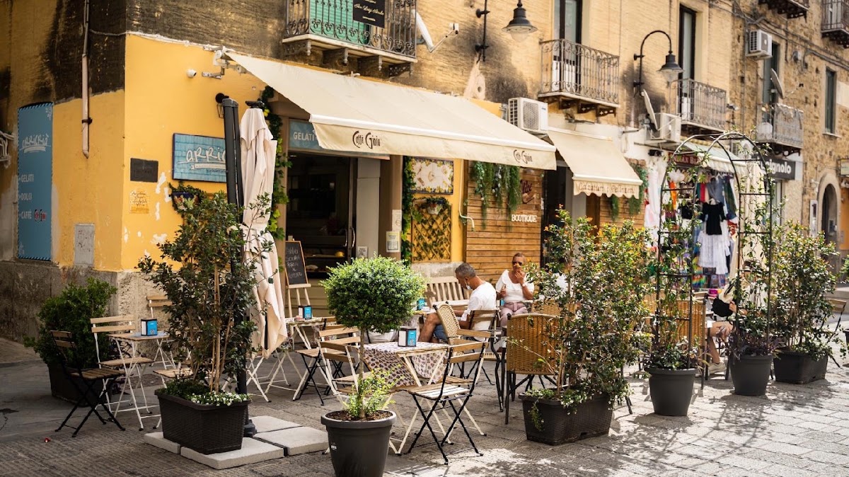 Il banco e la vetrina dei gusti.