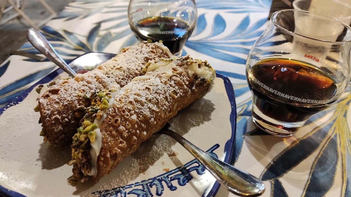 Le vaschette in vetrina.