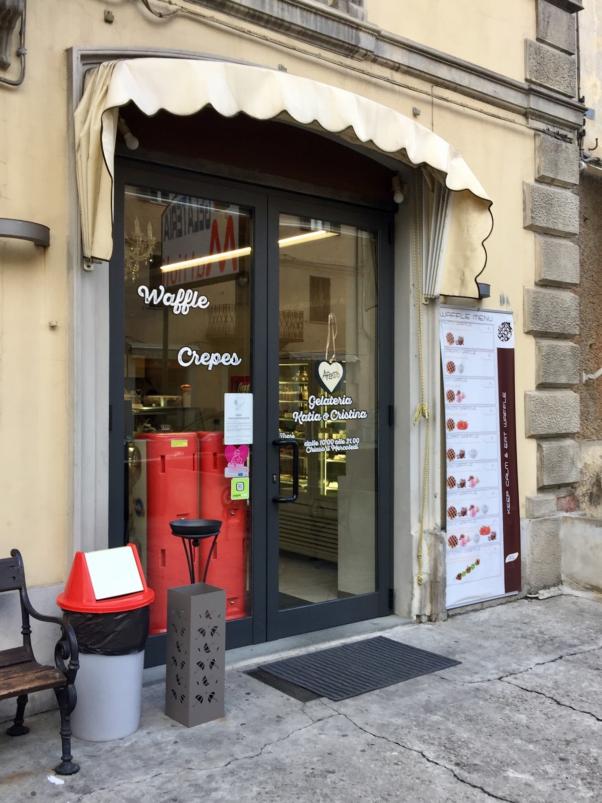 Il banco e la vetrina dei gusti.