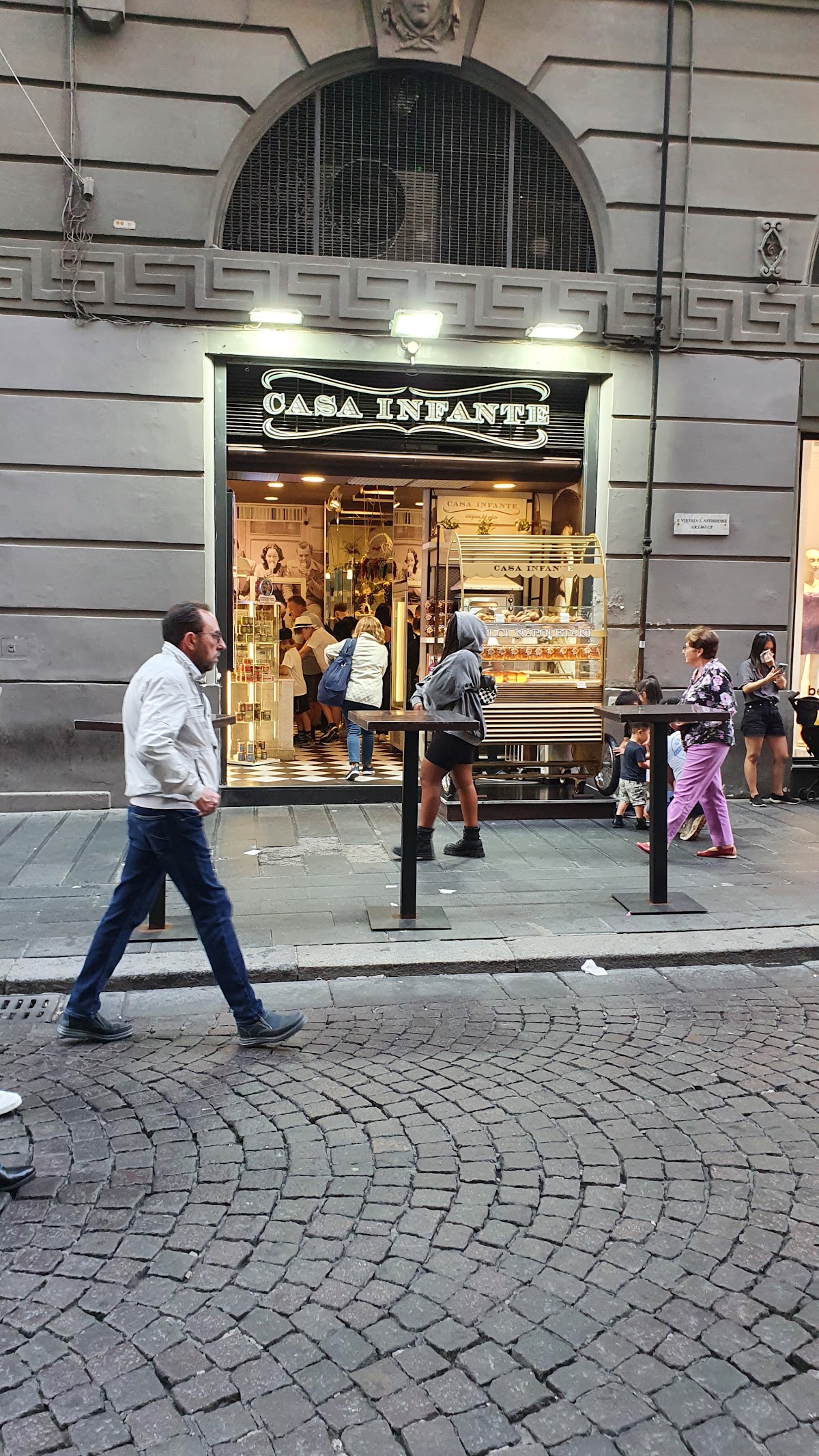 Il banco e la vetrina dei gusti.