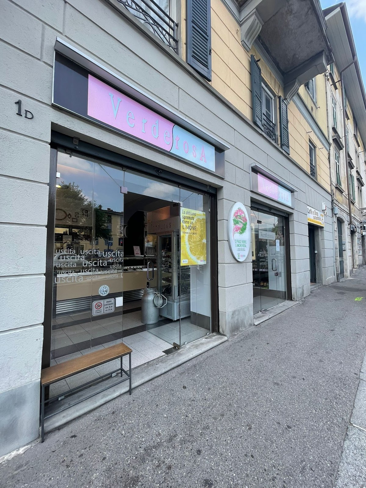 Il banco e la vetrina dei gusti.