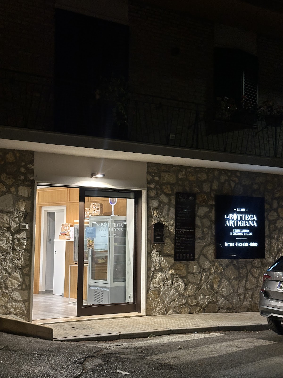 Un dettaglio della vetrina.