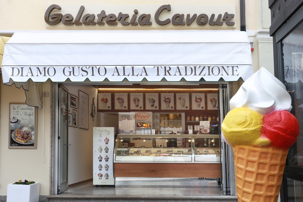 Il banco e la vetrina dei gusti.