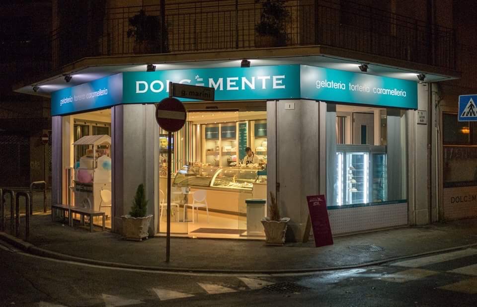 Il banco e la vetrina dei gusti.