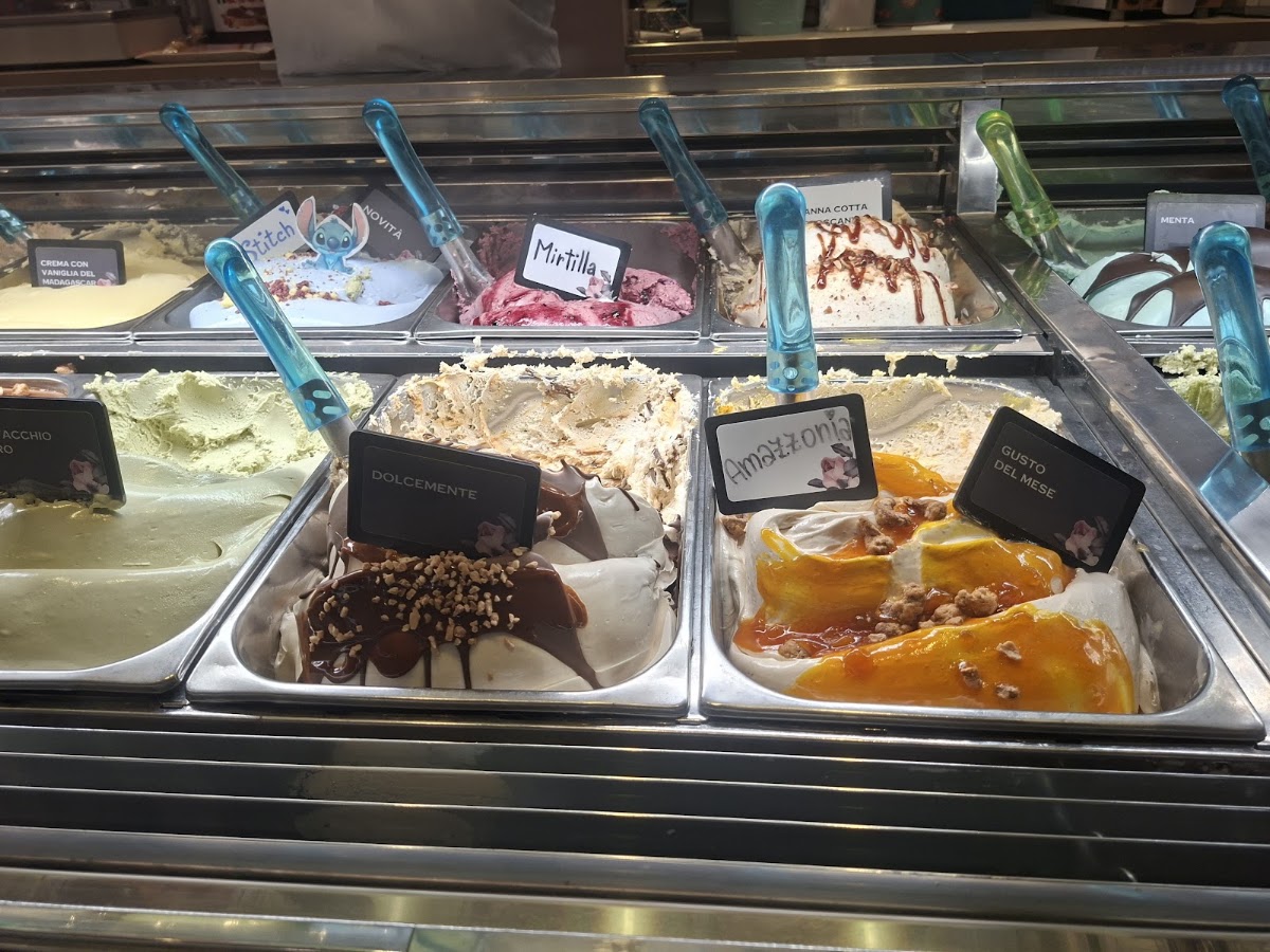 Le vaschette in vetrina.