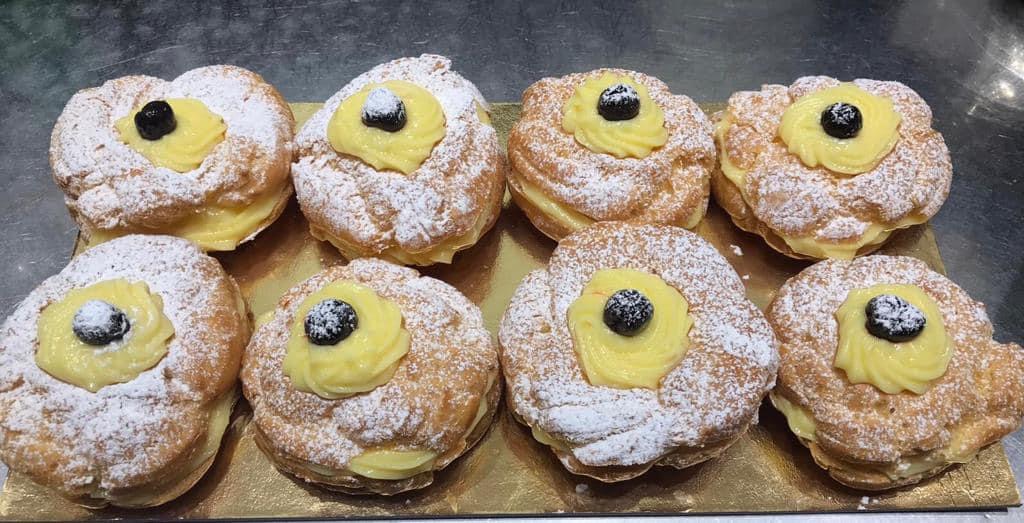 Le vaschette in vetrina.