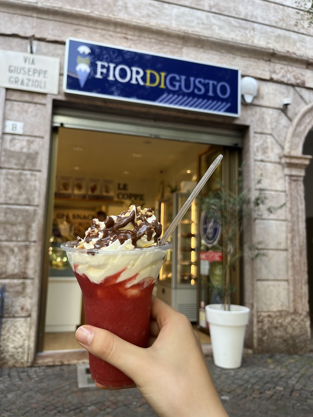 Un dettaglio della vetrina.