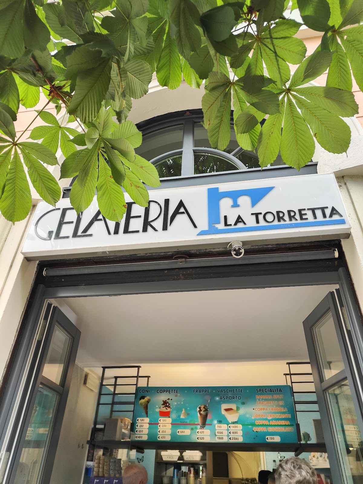 Un dettaglio della vetrina.