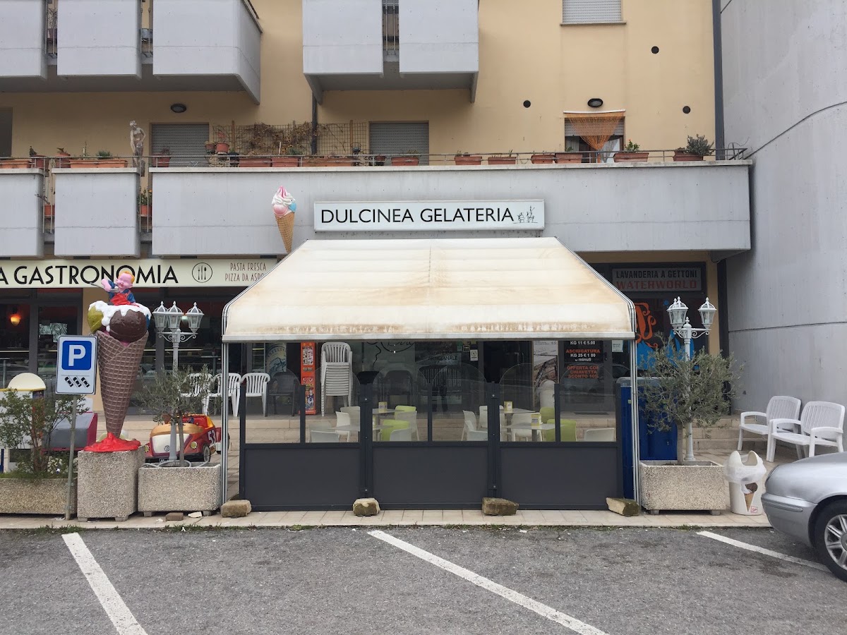 Il banco e la vetrina dei gusti.