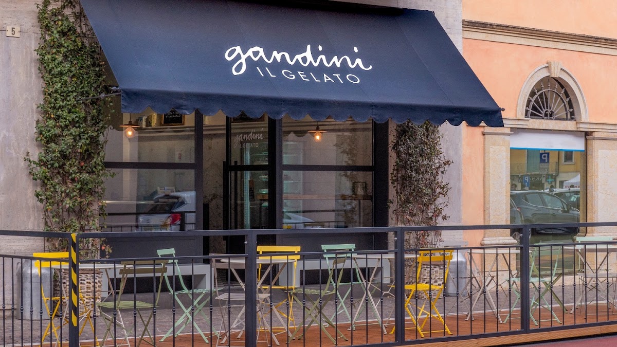 Il banco e la vetrina dei gusti.