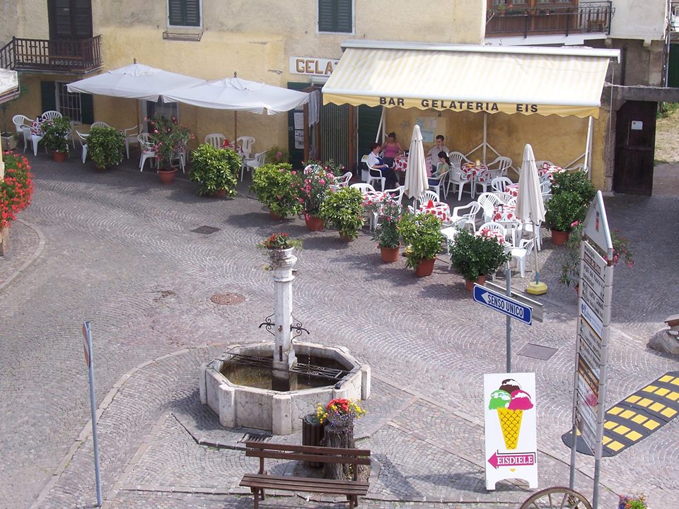Il banco e la vetrina dei gusti.