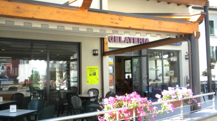 Il banco e la vetrina dei gusti.